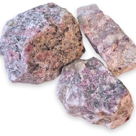 Rubeliet in matrix Madagaskar 250 gr. ruwe brokjes